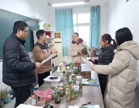 男人和女人在桌子前吃东西的一群人
低可信度描述已自动生成