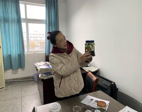 图片包含 室内, 人, 窗户, 男人
描述已自动生成