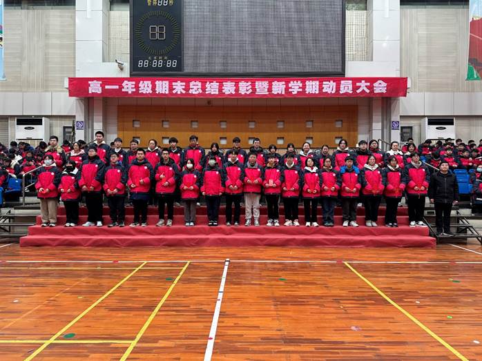 人们在看台上的人在球场上
低可信度描述已自动生成