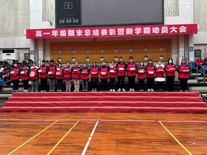 图片包含 建筑, 户外, 院子, 球
描述已自动生成