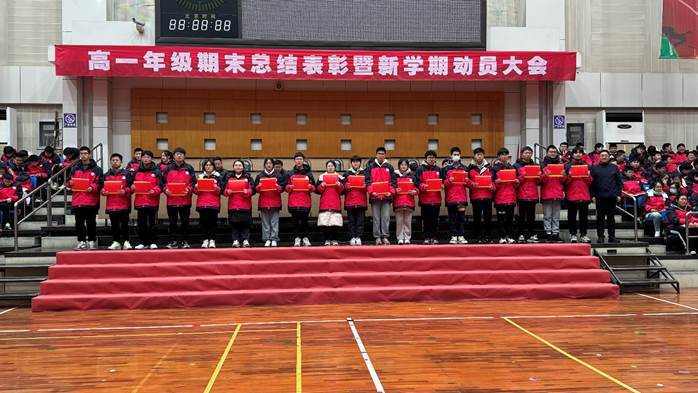 图片包含 建筑, 长凳, 桌子, 院子
描述已自动生成