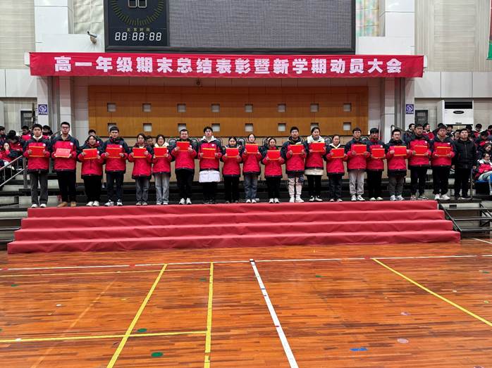 图片包含 建筑, 院子, 运动, 人
描述已自动生成