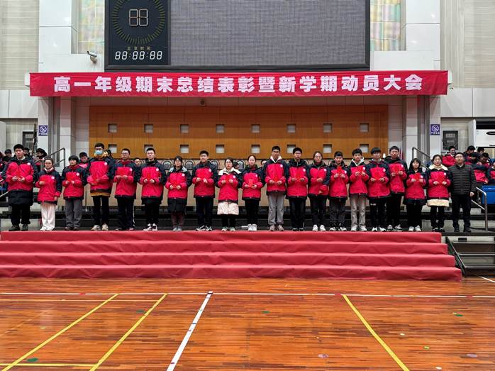 人们在看台上的人在球场上
低可信度描述已自动生成