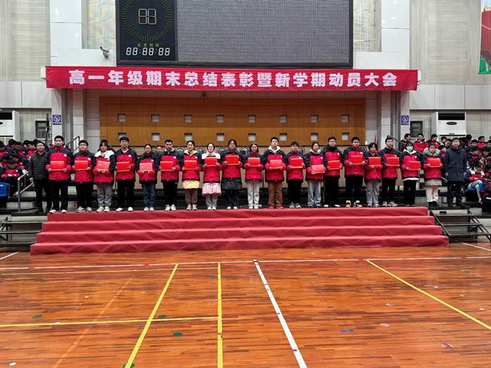 图片包含 建筑, 运动, 院子, 人
描述已自动生成
