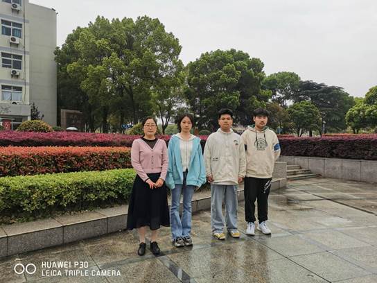 指导老师李冬芹与部分获奖同学合影